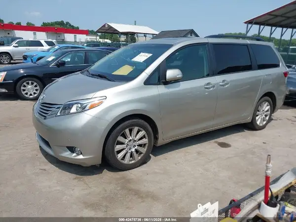 5TDDZ3DC1HS177226 2017 TOYOTA SIENNA - Image 2