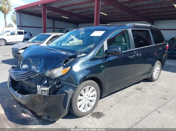 5TDDZ3DC1HS178022 2017 TOYOTA SIENNA - Image 2