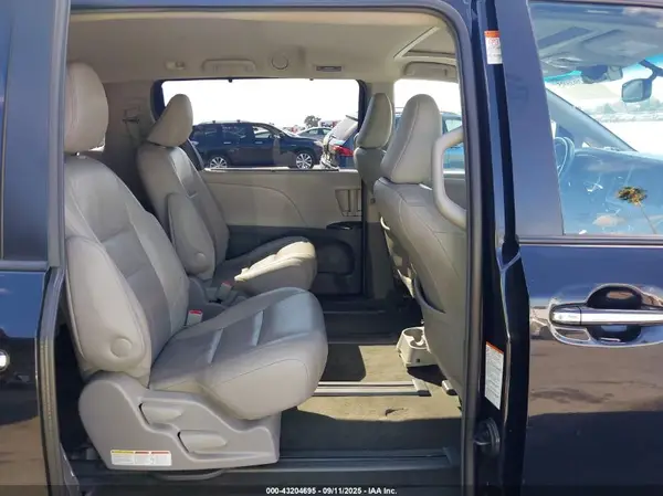 5TDDZ3DC1HS178022 2017 TOYOTA SIENNA - Image 8