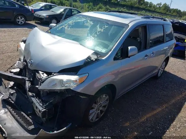 5TDDZ3DC1HS178408 2017 TOYOTA SIENNA - Image 2