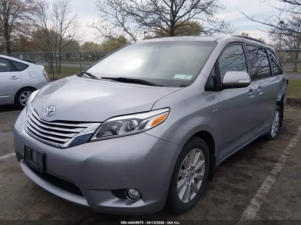 5TDDZ3DC1HS178442 2017 TOYOTA SIENNA - Image 2