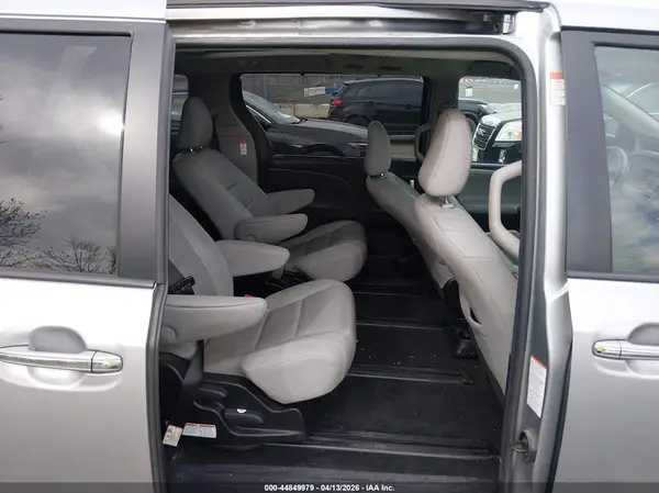 5TDDZ3DC1HS178442 2017 TOYOTA SIENNA - Image 8