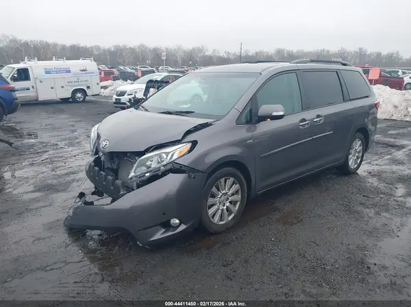 5TDDZ3DC1HS178683 2017 TOYOTA SIENNA - Image 2