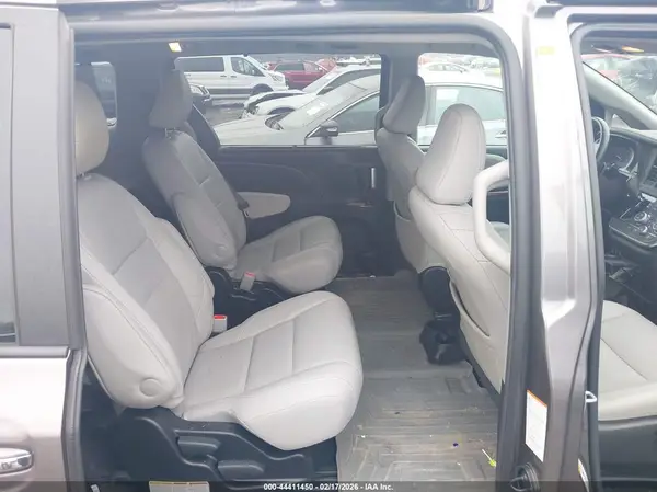 5TDDZ3DC1HS178683 2017 TOYOTA SIENNA - Image 8
