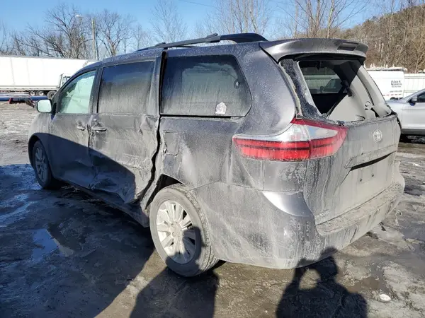 5TDDZ3DC1HS179848 2017 TOYOTA SIENNA - Image 2