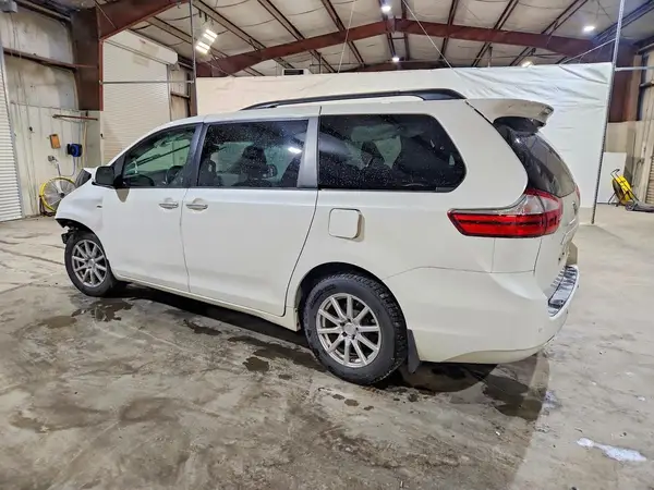 5TDDZ3DC1HS185648 2017 TOYOTA SIENNA - Image 2