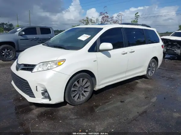5TDDZ3DC1JS190743 2018 TOYOTA SIENNA - Image 2