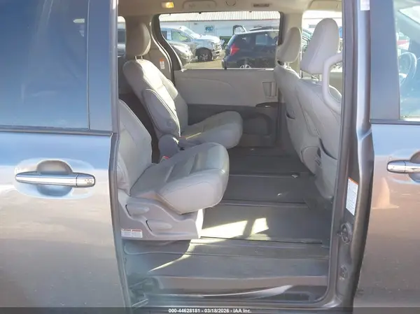 5TDDZ3DC1JS191522 2018 TOYOTA SIENNA - Image 8