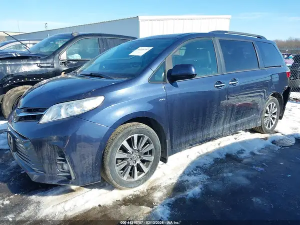 5TDDZ3DC1JS192069 2018 TOYOTA SIENNA - Image 2
