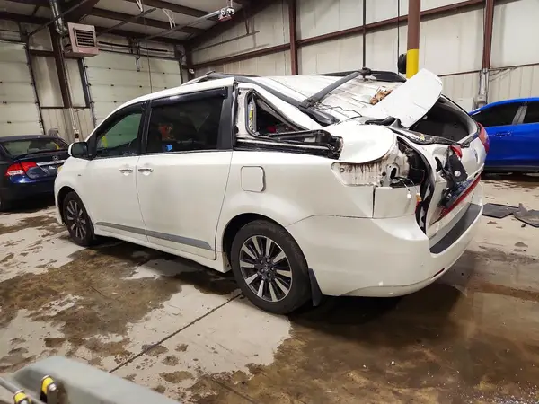 5TDDZ3DC1JS194968 2018 TOYOTA SIENNA - Image 2