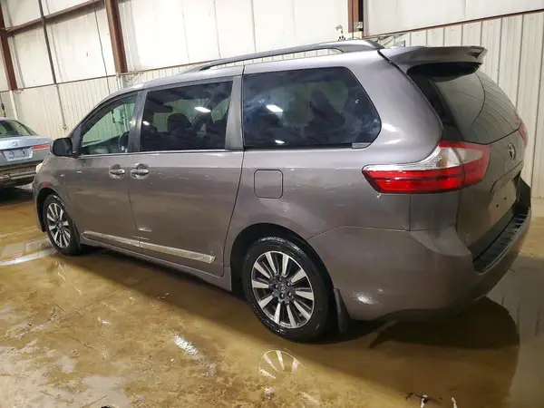 5TDDZ3DC1KS219899 2019 TOYOTA SIENNA - Image 2