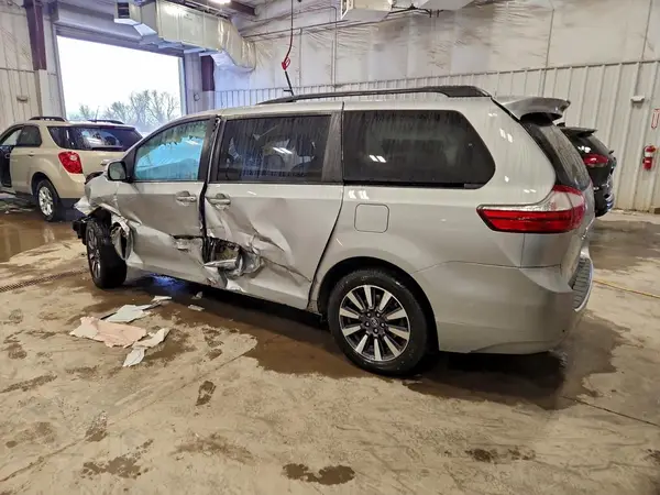 5TDDZ3DC1KS224570 2019 TOYOTA SIENNA - Image 2