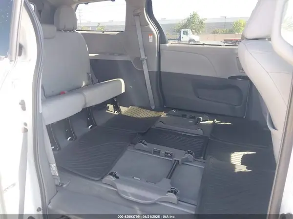 5TDDZ3DC1KS224861 2019 TOYOTA SIENNA - Image 8