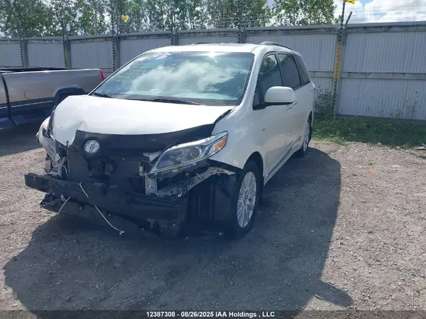 5TDDZ3DC2HS146678 2017 TOYOTA SIENNA - Image 2