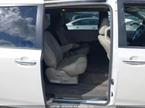 5TDDZ3DC2HS146678 2017 TOYOTA SIENNA - Image 8