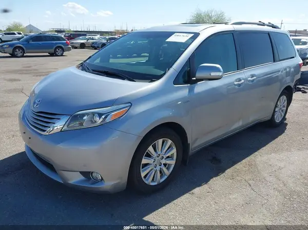 5TDDZ3DC2HS149970 2017 TOYOTA SIENNA - Image 2