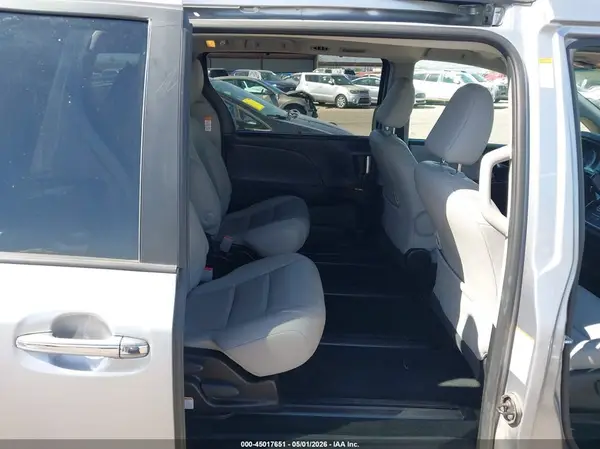 5TDDZ3DC2HS149970 2017 TOYOTA SIENNA - Image 8