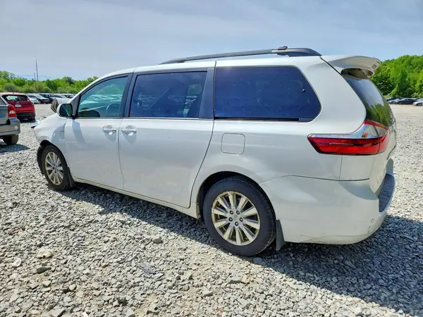 5TDDZ3DC2HS150827 2017 TOYOTA SIENNA - Image 2