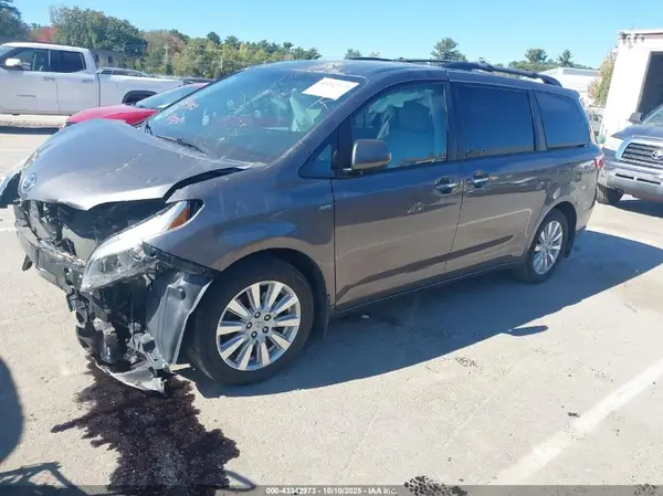 5TDDZ3DC2HS153596 2017 TOYOTA SIENNA - Image 2