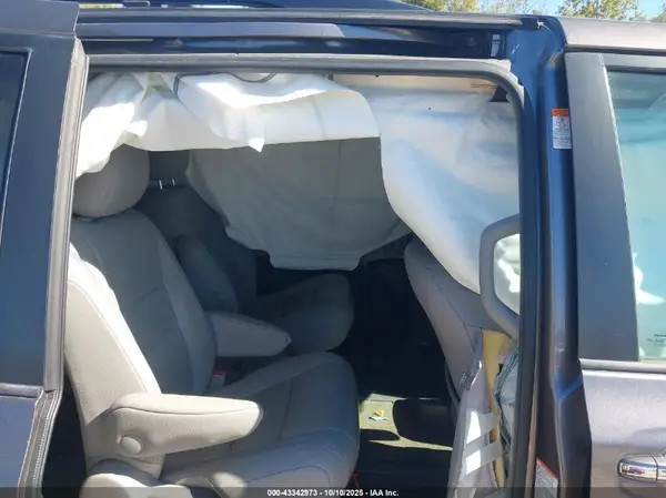 5TDDZ3DC2HS153596 2017 TOYOTA SIENNA - Image 8