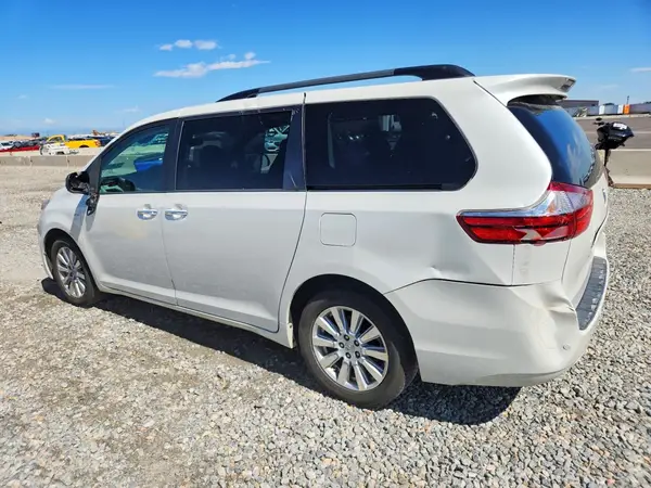 5TDDZ3DC2HS157020 2017 TOYOTA SIENNA - Image 2