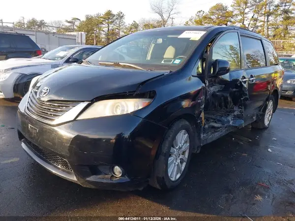 5TDDZ3DC2HS158667 2017 TOYOTA SIENNA - Image 2