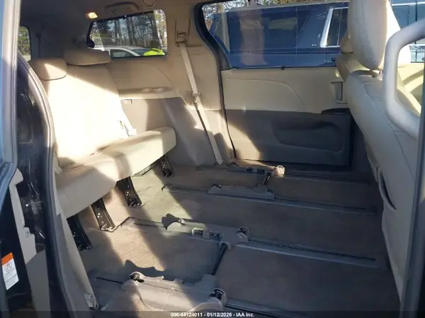 5TDDZ3DC2HS158667 2017 TOYOTA SIENNA - Image 8