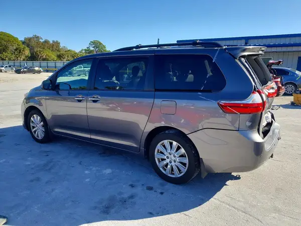 5TDDZ3DC2HS158670 2017 TOYOTA SIENNA - Image 2