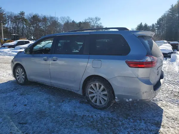 5TDDZ3DC2HS160466 2017 TOYOTA SIENNA - Image 2