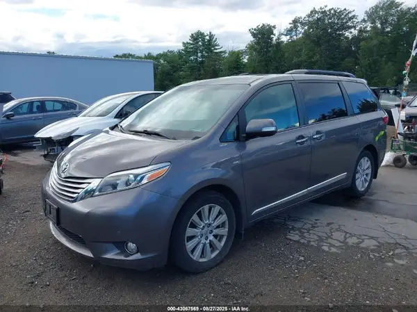 5TDDZ3DC2HS161116 2017 TOYOTA SIENNA - Image 2