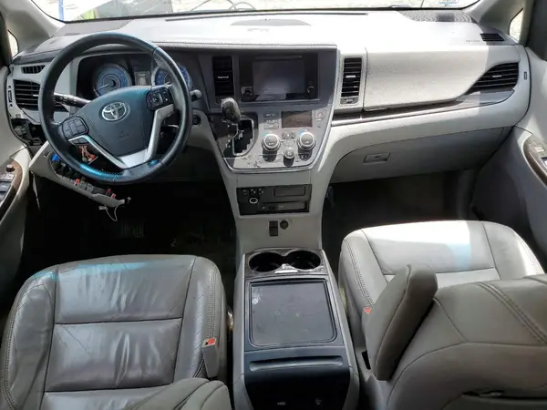 5TDDZ3DC2HS161164 2017 TOYOTA SIENNA - Image 8