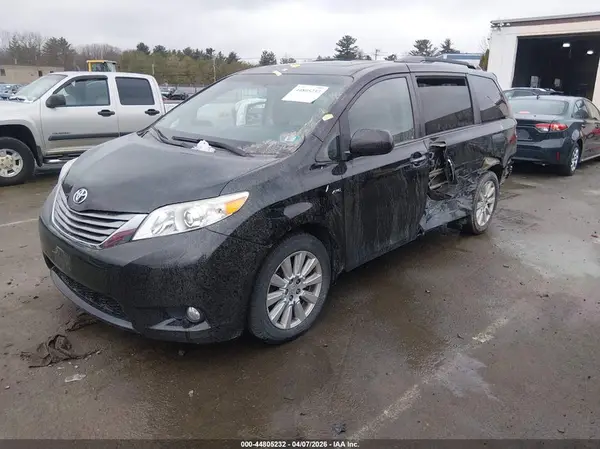 5TDDZ3DC2HS161830 2017 TOYOTA SIENNA - Image 2
