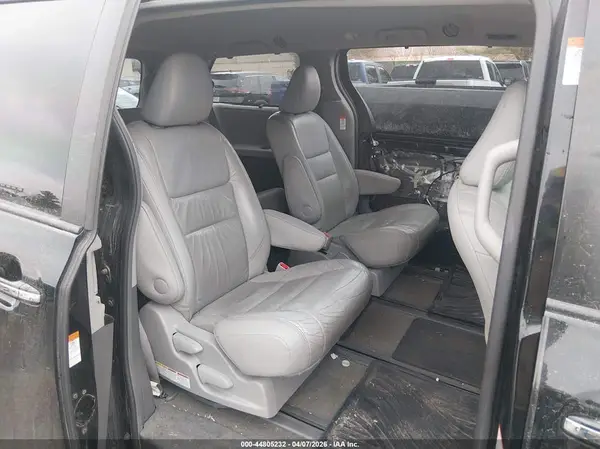 5TDDZ3DC2HS161830 2017 TOYOTA SIENNA - Image 8