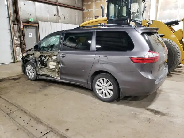 5TDDZ3DC2HS163447 2017 TOYOTA SIENNA - Image 2