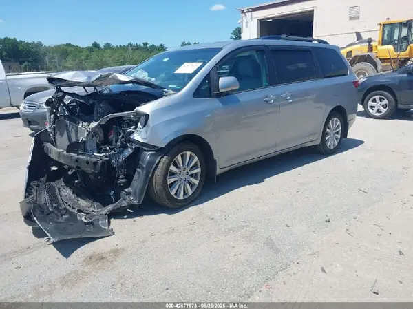 5TDDZ3DC2HS163755 2017 TOYOTA SIENNA - Image 2
