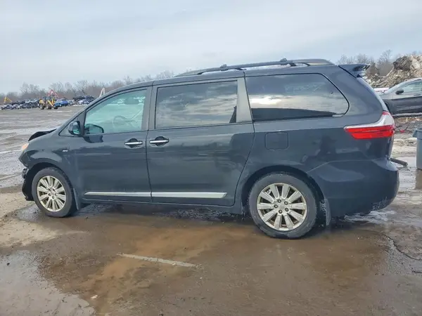 5TDDZ3DC2HS163917 2017 TOYOTA SIENNA - Image 2