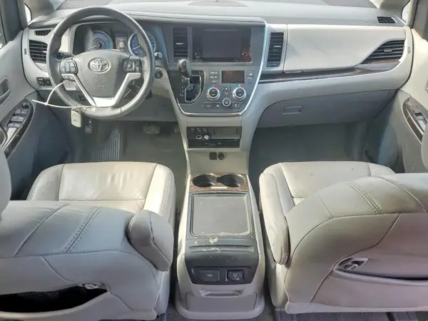 5TDDZ3DC2HS163917 2017 TOYOTA SIENNA - Image 8
