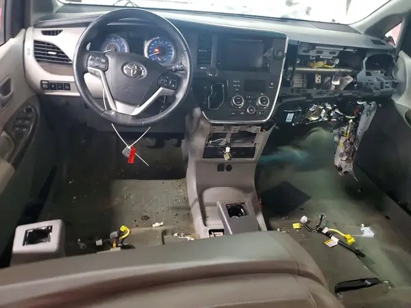 5TDDZ3DC2HS165263 2017 TOYOTA SIENNA - Image 8