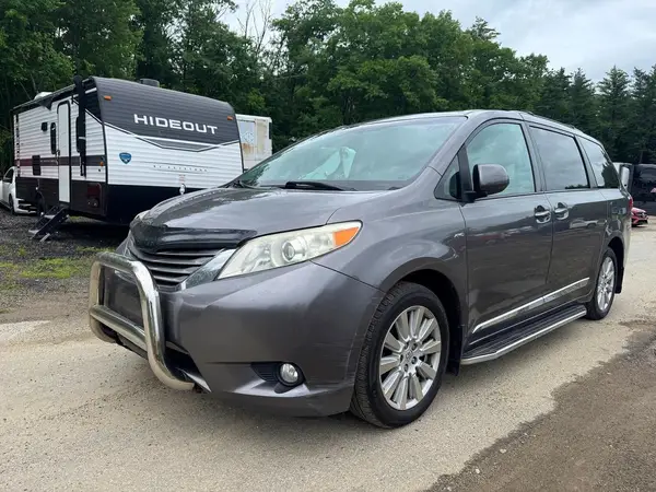 5TDDZ3DC2HS167093 2017 TOYOTA SIENNA - Image 2