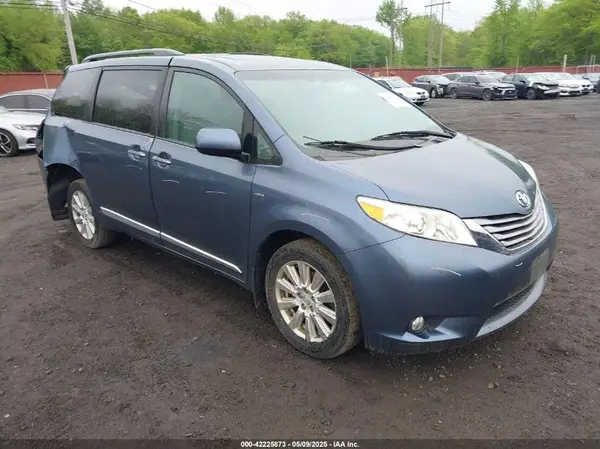 5TDDZ3DC2HS171807 2017 TOYOTA SIENNA - Image 1