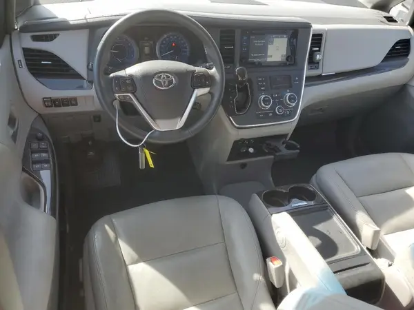 5TDDZ3DC2HS173704 2017 TOYOTA SIENNA - Image 8