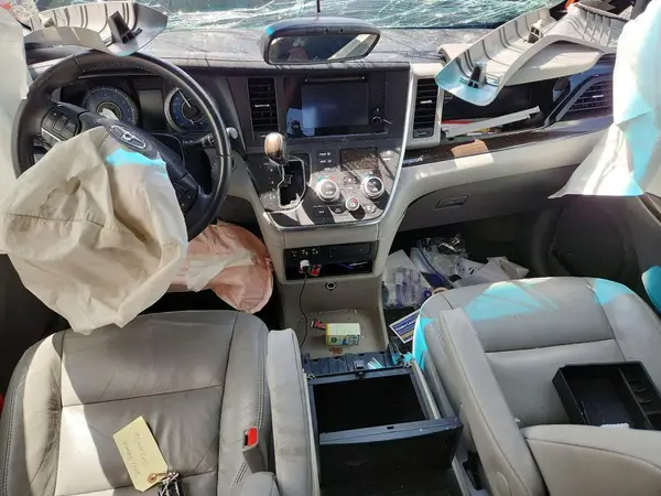 5TDDZ3DC2HS174058 2017 TOYOTA SIENNA - Image 8