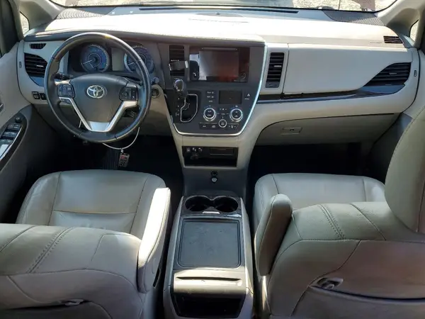 5TDDZ3DC2HS174156 2017 TOYOTA SIENNA - Image 8