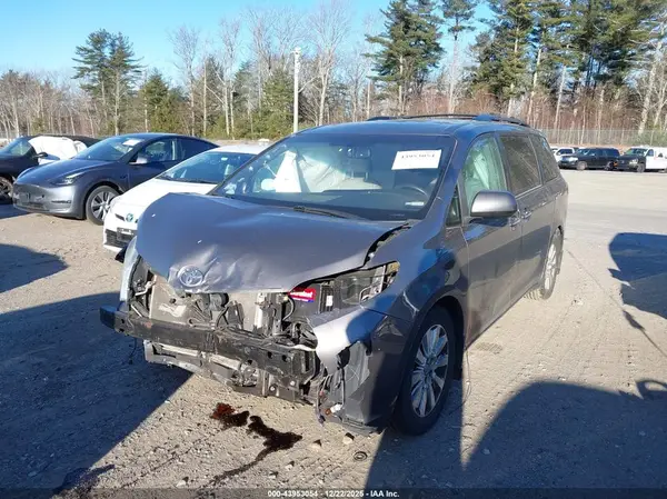 5TDDZ3DC2HS175789 2017 TOYOTA SIENNA - Image 2