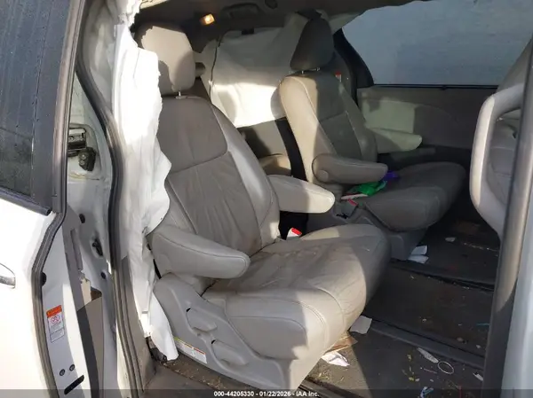 5TDDZ3DC2HS176389 2017 TOYOTA SIENNA - Image 8