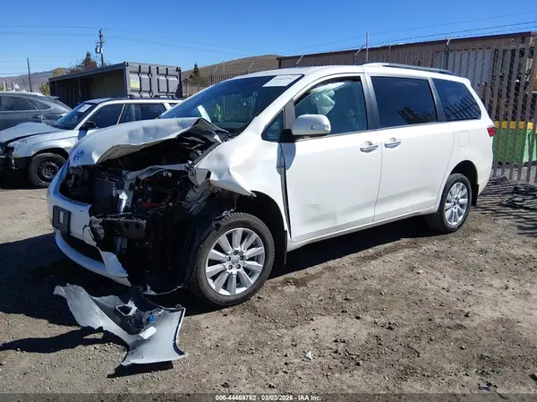 5TDDZ3DC2HS177977 2017 TOYOTA SIENNA - Image 2