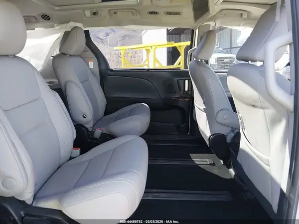 5TDDZ3DC2HS177977 2017 TOYOTA SIENNA - Image 8