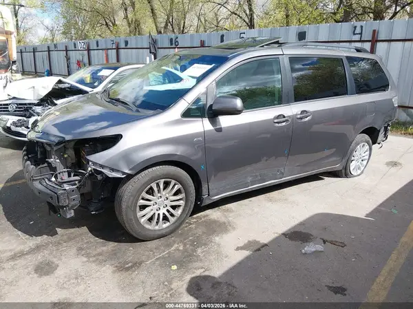 5TDDZ3DC2HS178076 2017 TOYOTA SIENNA - Image 2