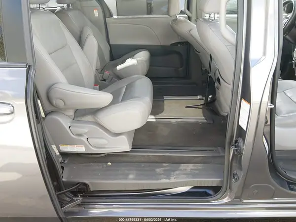 5TDDZ3DC2HS178076 2017 TOYOTA SIENNA - Image 8