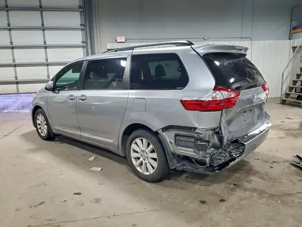 5TDDZ3DC2HS178742 2017 TOYOTA SIENNA - Image 2